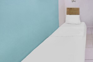 Economy Single Room | Laptop workspace, bed sheets - Hotel O Solo Baru Homestay Syariah (Batam)