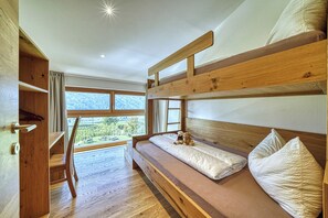 2 bedrooms, in-room safe, travel cot, free WiFi - Panoramic holiday apartment - for families and couples - nature - quiet location - hiking (Partschins)