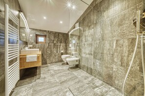 Bruser, hårtørrer, bidet, håndklæder