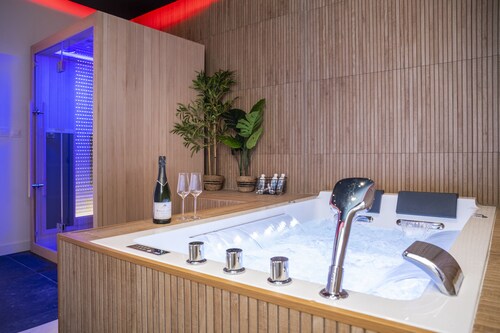 Art Deco Champagne & Spa