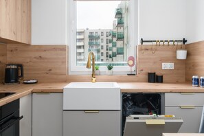Fridge, oven, stovetop, dishwasher