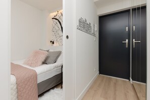 2 bedrooms, desk, iron/ironing board, WiFi