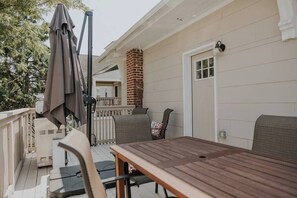 Outdoor dining - Walk to Beach! 3BR w/ Private Deck & Soaking Tub (Ventnor City)