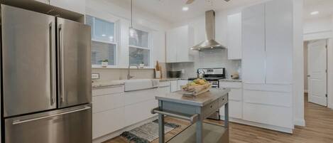 冰箱、微波炉、烤箱、炉灶