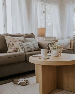 Televisor, llibres i oficines 