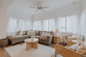 TV, books, offices - 3BR Walk to Beach + Hot Tub + Family Friendly Condo (Ventnor City)