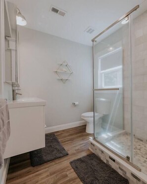 Douche, sĂšche-cheveux, papier toilette