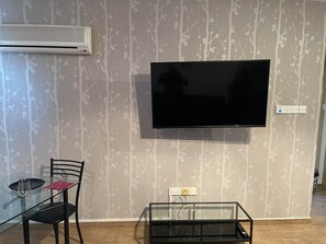Apartment | Dining - Stunning 1-bed Apartment in Larnaca Near the sea (Pervolia)