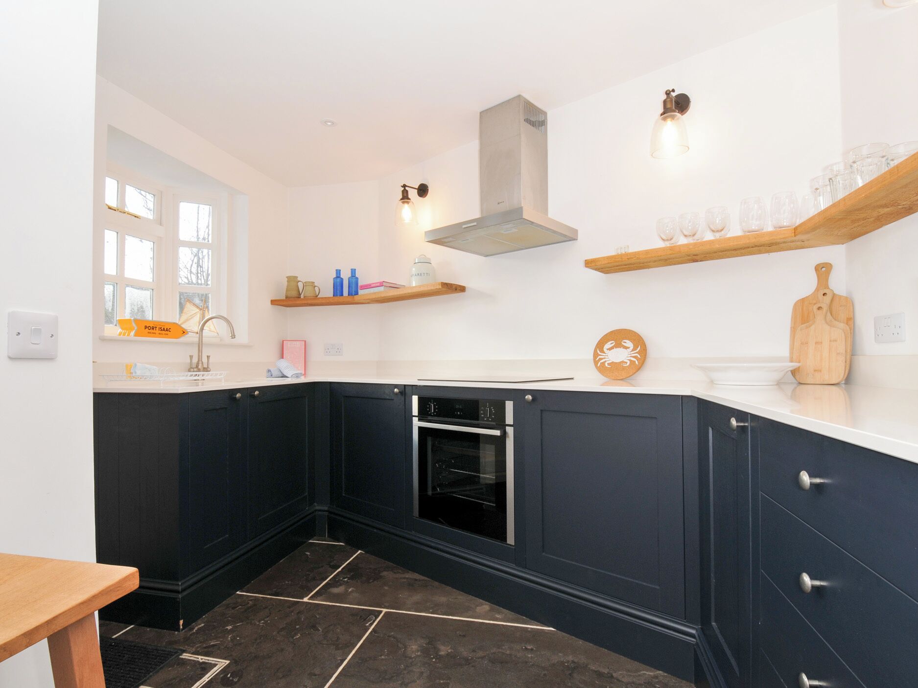 Casa de campo | Cocina privada | Frigorífico, hervidor eléctrico, tostadora y utensilios de cocina