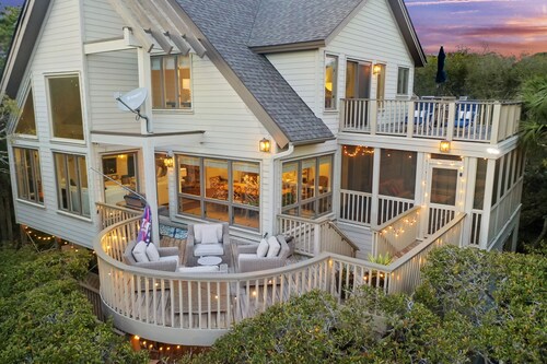 Unbeatable Surfsong LOCATION- Oceanview, Private Beach Boardwalk, Updated!