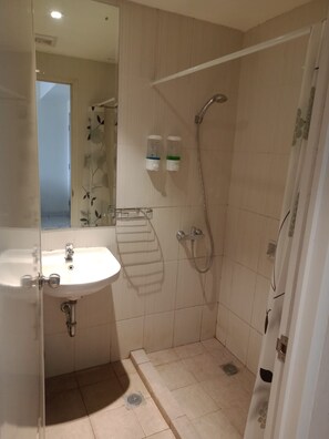Douche, douche à « effet pluie », bidet, papier toilette