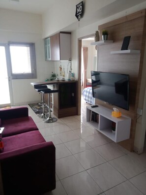 تلفزيون بحجم 21-بوصة يعرض قنوات تلفزيونية باشتراك مدفوع