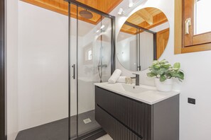 Badewanne, Haartrockner, Handtücher