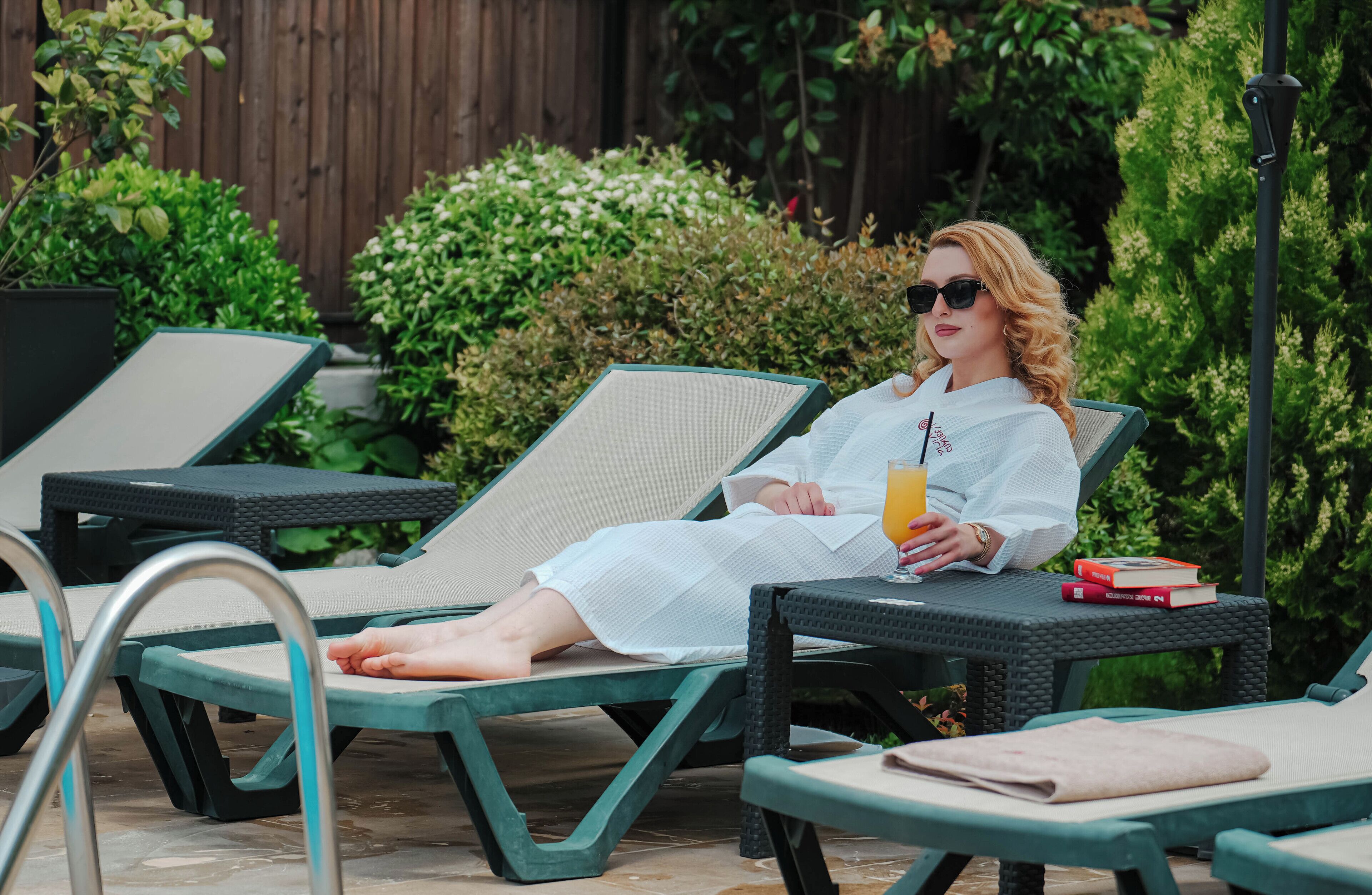 Piscine extérieure (ouverte en saison), chaises longues