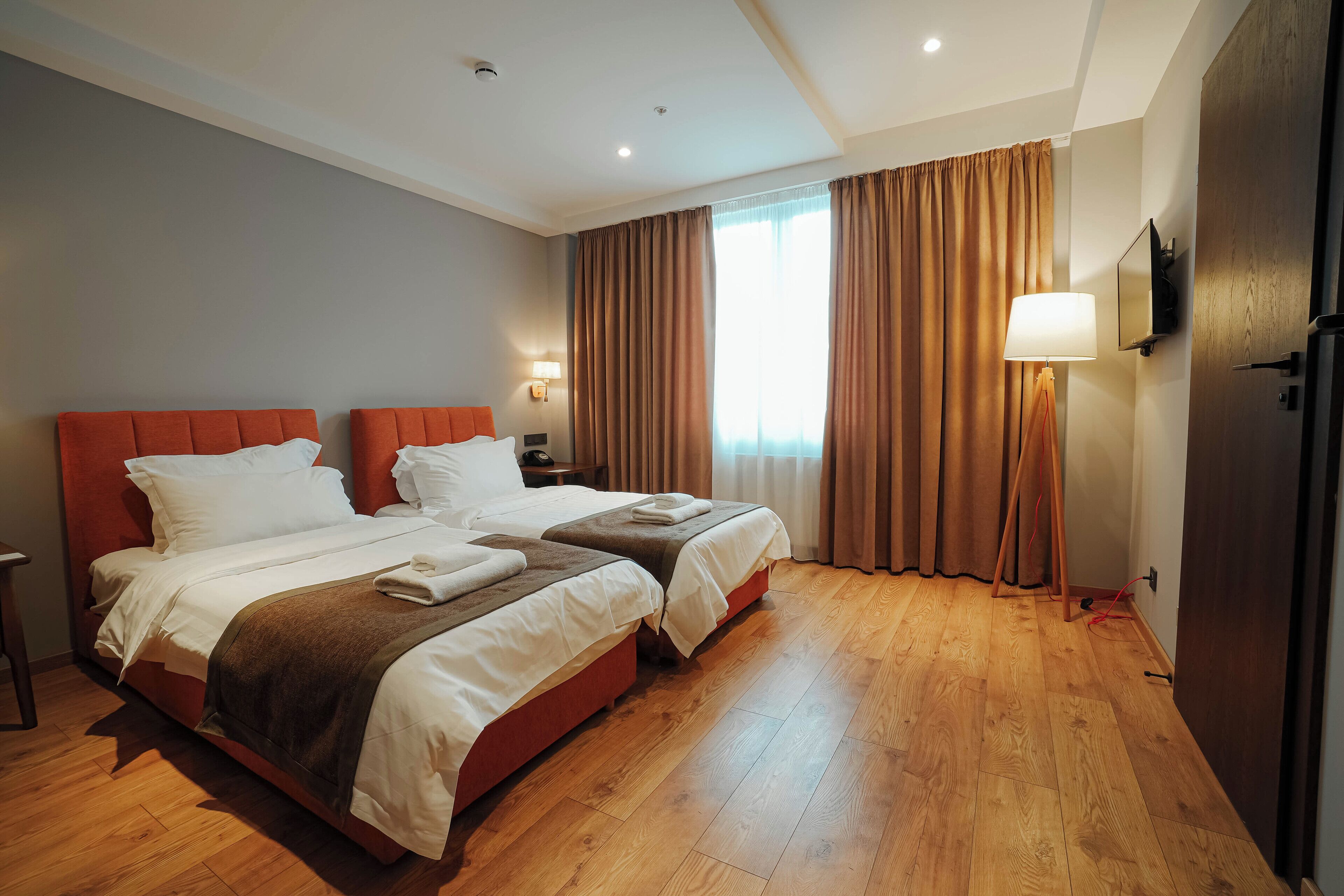 高級寝具、デスク、ノートパソコン用作業スペース、アイロン / アイロン台