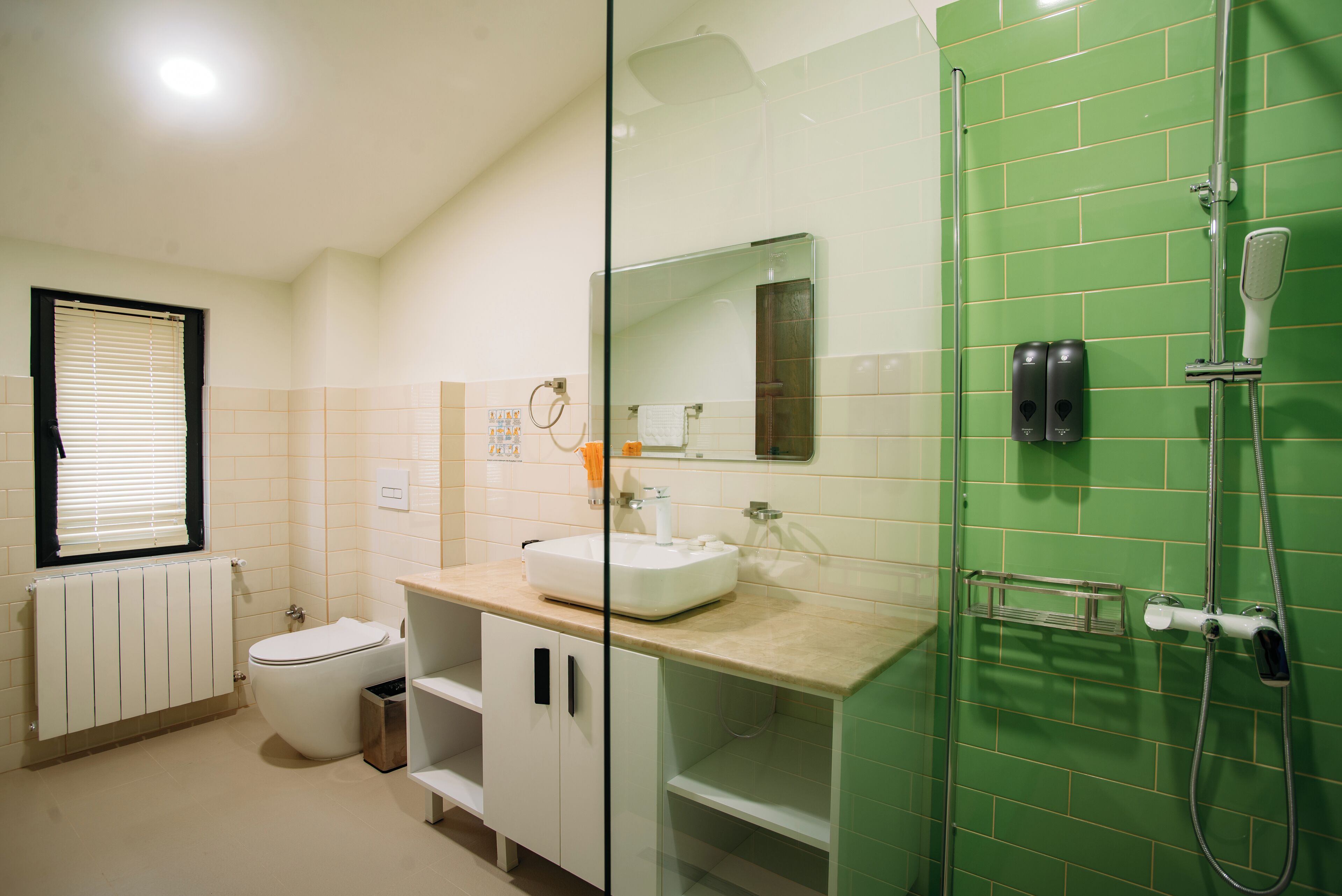 Suite familiar | Baño | Tina y regadera independientes y amenidades de baño gratuitas 