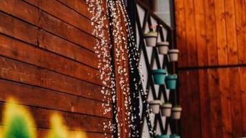 Piscina externa sazonal, espreguiçadeiras