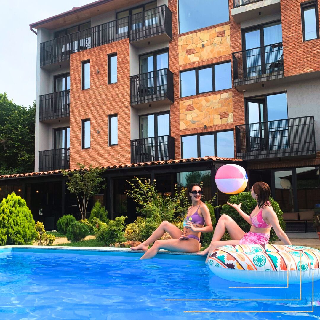 Alberca al aire libre por temporada y camastros 