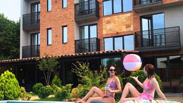 ์์ฆ๋ณ๋ก ์ด์๋๋ ์ผ์ธ ์์์ฅ, ์ผ๊ด์ ์์