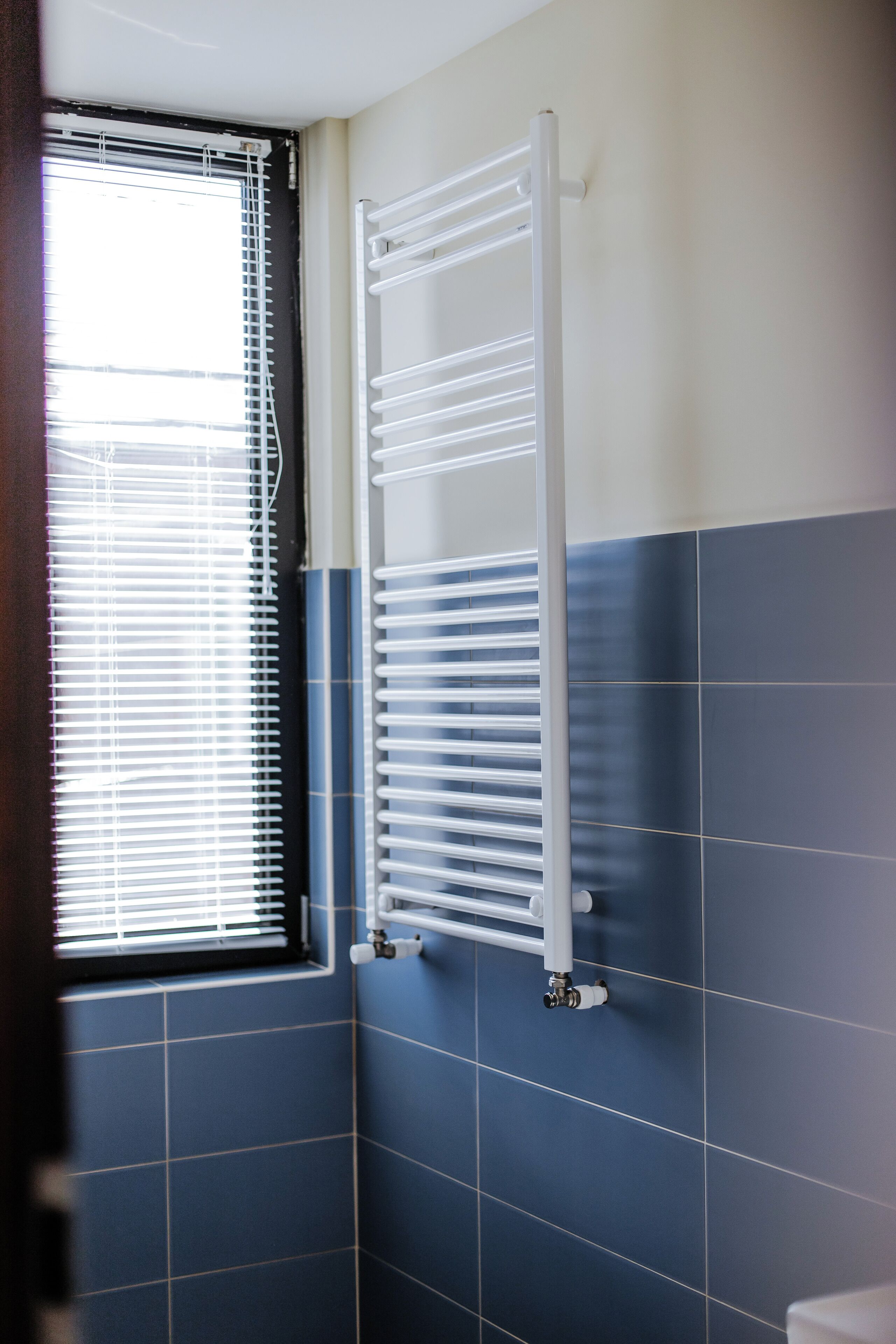 Tina y regadera independientes y amenidades de baño gratuitas 