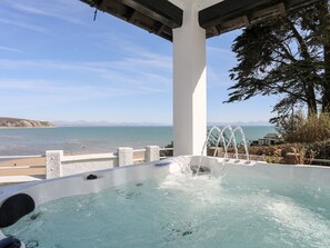 Outdoor spa tub - Gorse Bank (Pwllheli)