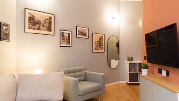 Departamento de diseñador | Área de sala de estar | Smart TV de 43 pulgadas con canales digitales y televisión