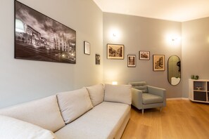 设计公寓 | 起居区 | 43-英寸智能电视 （配备数码频道）、电视