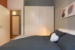 Departamento de diseñador | 1 habitación, muebles diferentes y tabla de planchar con plancha 