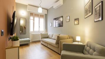 Design-Apartment | Wohnbereich | 43-Zoll-Smart-TV mit Digitalempfang, Fernseher