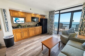 Refrigerador, microondas, parrilla de estufa y cafetera y tetera 