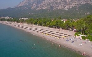 Am Strand, Liegestühle, Sonnenschirme