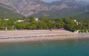 En la playa, camastros y sombrillas