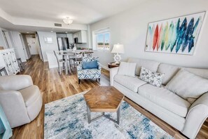 Smart TV, offices - King Suite 3BR,Direct Oceanfront Views, Remodeled! (Myrtle Beach)