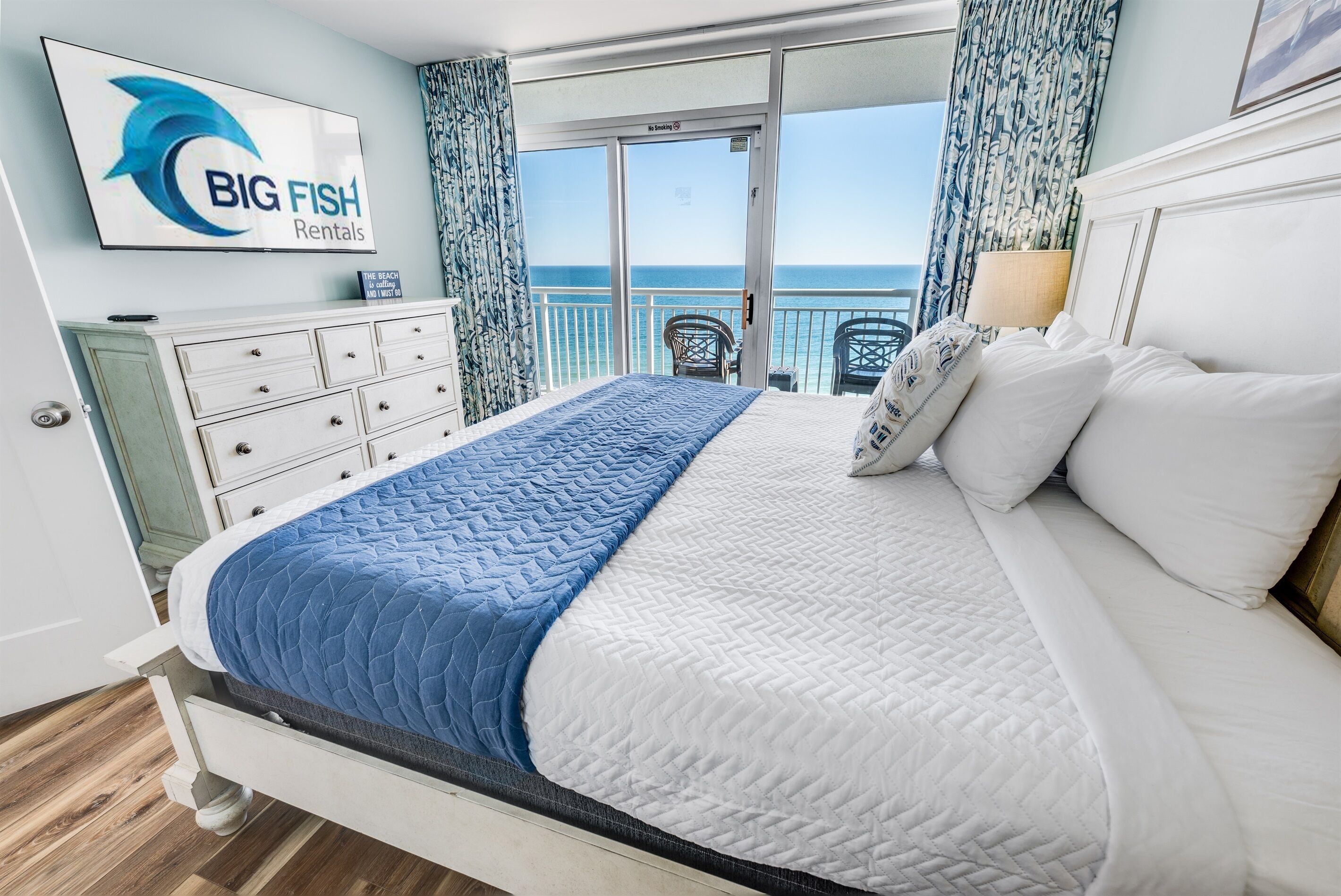 3 quartos, escrivaninha, ferros/tábuas de passar roupa