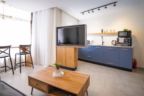 Appartement Deluxe | Aire de séjour | Téléviseur à écran plat de 37 po avec télévision par câble, téléviseur