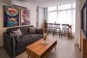 Deluxe Apartment | Living room | 37-inch flat-screen TV with cable channels, TV
