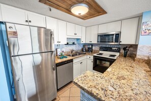 Fridge, microwave, oven, stovetop - Newly Remodeled,Forest Dunes,Amazing Decor, Pools! (Myrtle Beach)
