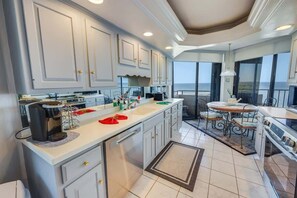 Full-sized fridge, microwave, oven, stovetop
