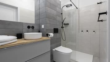 Standaard studio suite | Badkamer | Gratis toiletartikelen, een haardroger, handdoeken, toiletpapier