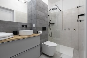 Suite estudio estándar | Baño | Artículos de higiene personal gratuitos, secador de pelo y toallas
