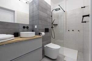 Standard Studio Suite | Bathroom | Free toiletries, hair dryer, towels, toilet paper