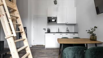 Suite estudio estándar | Cocina privada | Frigorífico, placa de cocina, lavavajillas y cafetera o tetera