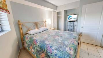 Tabla de planchar con plancha, wifi y ropa de cama