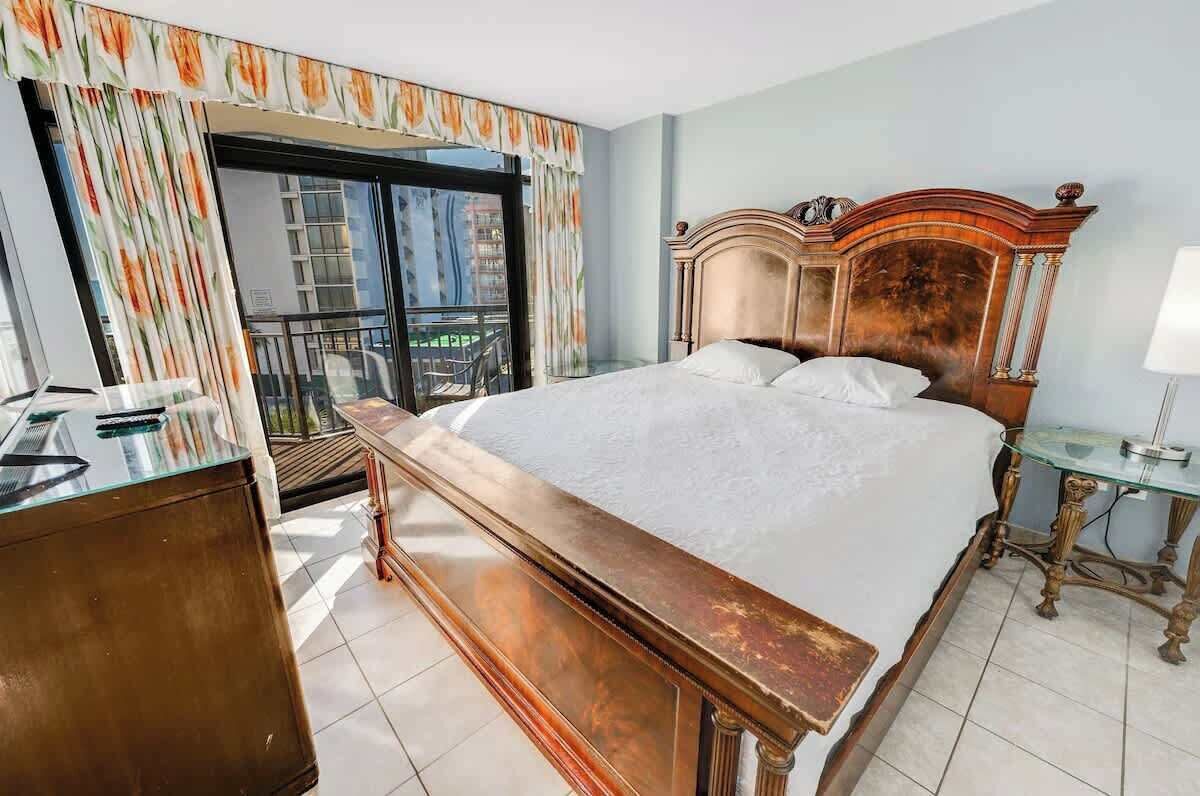 Tabla de planchar con plancha, wifi y ropa de cama 