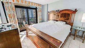 Tabla de planchar con plancha, wifi y ropa de cama