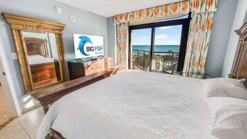 Tabla de planchar con plancha, wifi y ropa de cama