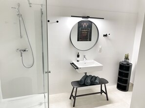 Shower, hair dryer, towels, soap - Loft2be Design City Loft für 8 (Wien)