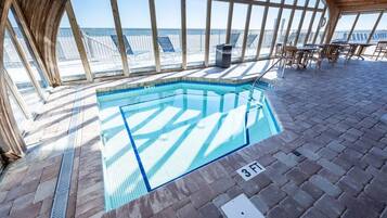 Una piscina techada, una piscina climatizada