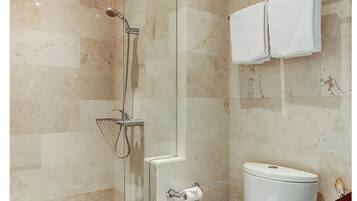 Bidet, toallas, jabón, shampoo