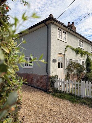 Exterior - Cosy country cottage with lots of local walks, and short drive into Woodbridge (Hasketon)